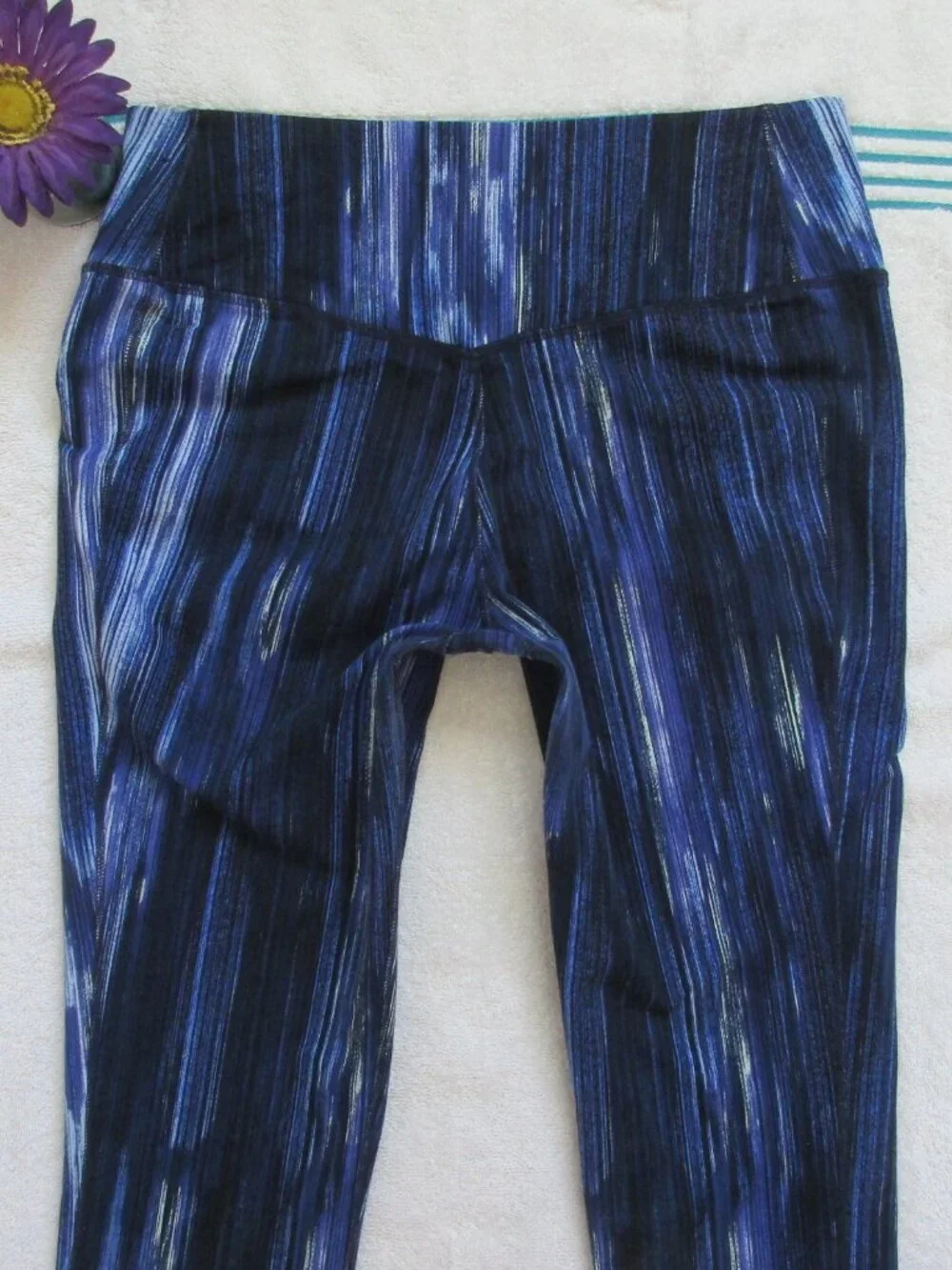 NIKE Active Leggings Size Large DRI Fit Blue Capri